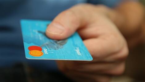 クレジットカードを使う妻